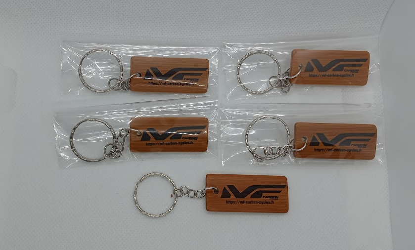 🌿 Lot de 10 porte-clés en bois personnalisés – Forme rectangulaire 45 × 20 mm