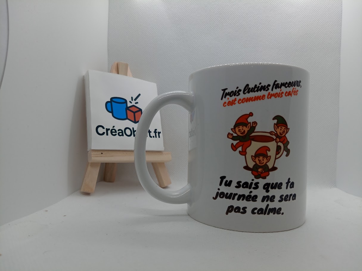 🎅 Mug de Noël – “Les Trois Lutins Farceurs au Café” ✨