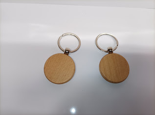 🔑 Lot de 10 Porte-clés en Bois Personnalisés – Forme Ronde (Bois de Hêtre Naturel)